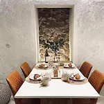 New Design & High Standard From 16th Century In Old Town-free Parking Apartmán