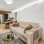 New Design & High Standard From 16th Century In Old Town-free Parking Apartmán Bratislava