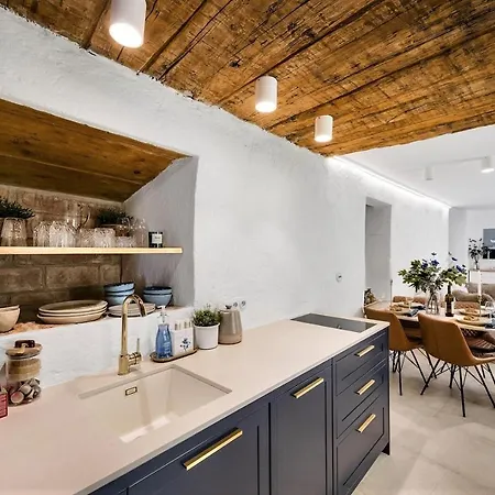 New Design & High Standard From 16th Century In Old Town-free Parking Apartment Pressburg