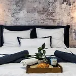 New Design & High Standard From 16th Century In Old Town-free Parking Lejlighed Bratislava